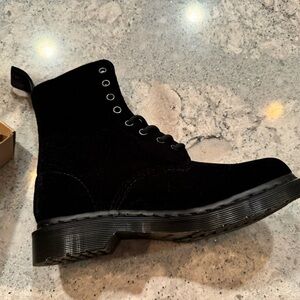 NIB Dr Marten’s Page Noir Velvet size 8 Dr Martens